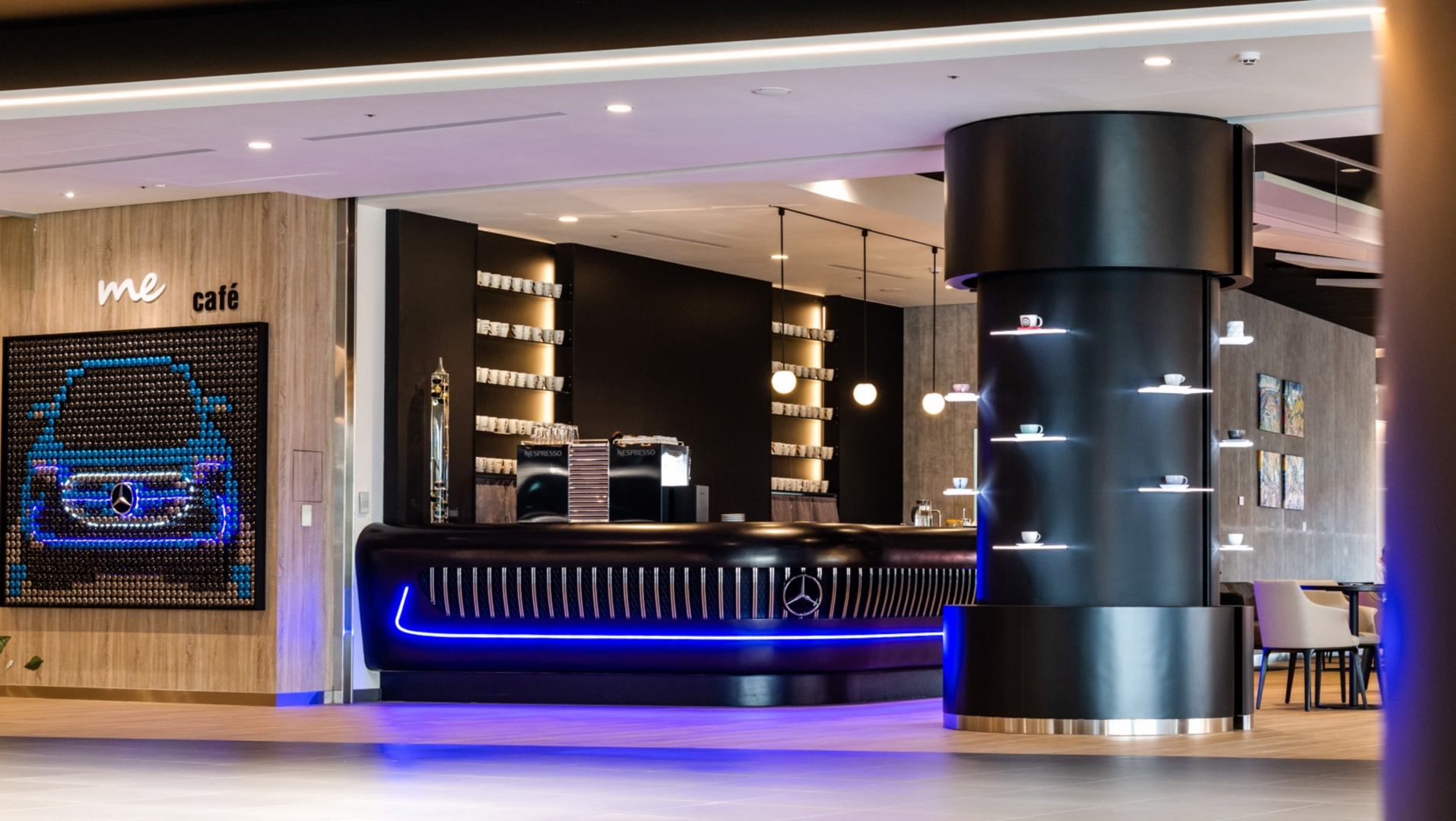 SMALL_圖3 近 290 坪的客戶休息區，提供義式咖啡機領導品牌 Nespresso 專業調製的飲品，讓車主享受彷彿居家般的舒適空間